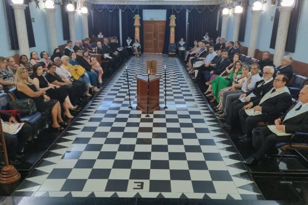 Sessões abertas ao público são realizadas com alguma periodicidade, em especial no aniversário da Loja. Acesse nosso calendário para saber mais.